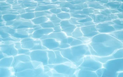 Piscine après greffe capillaire : quand peut-on replonger ?