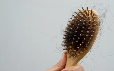 Pourquoi certaines personnes perdent leurs cheveux plus vite que d’autres ?