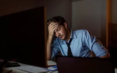 Cheveux et stress : pourquoi le corps réagit parfois plusieurs mois après